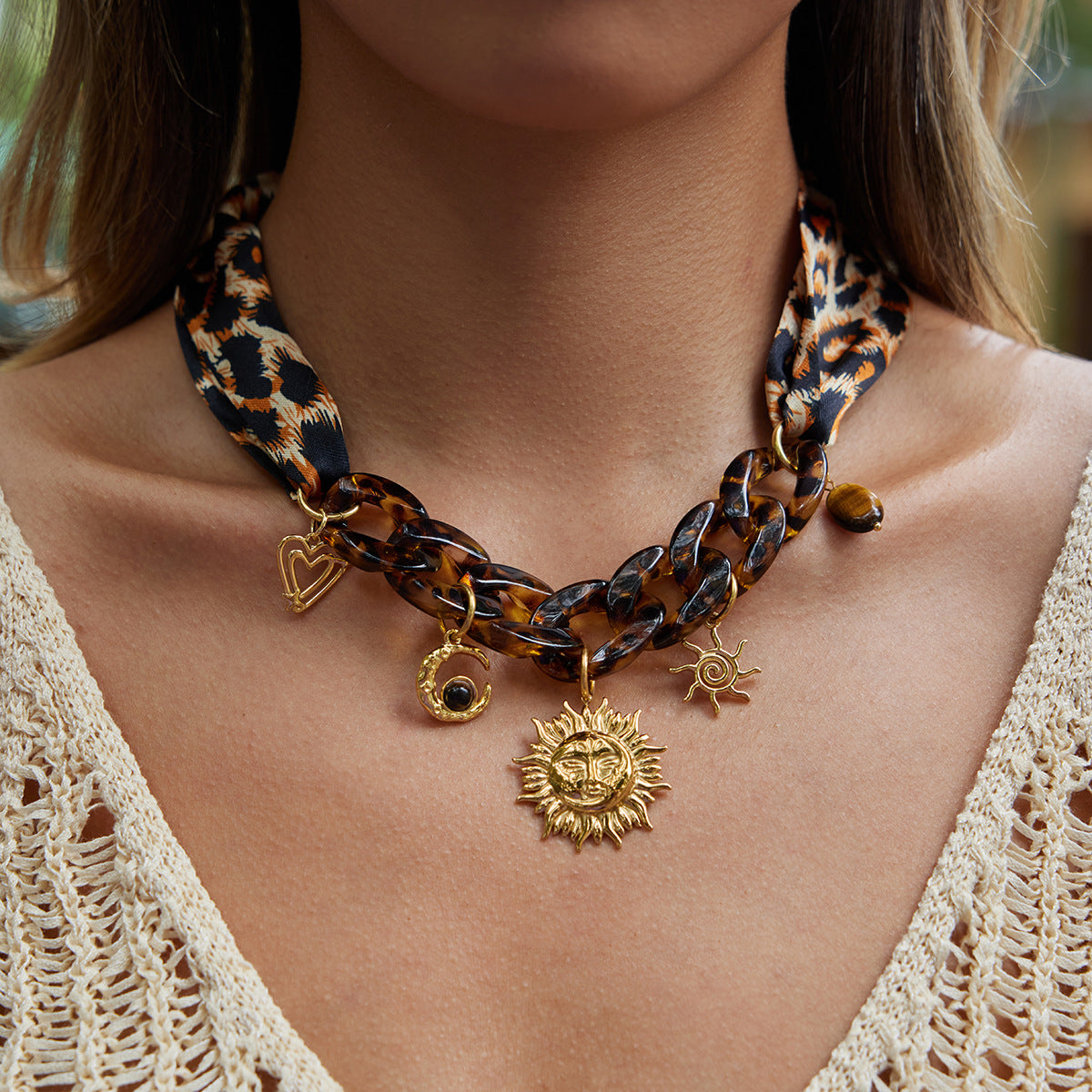 Collana con ciondolo geometrico in acciaio inossidabile da donna con ciondolo in acciaio al titanio e finitura placcata, accento stampa leopardata, abbigliamento da ufficio alla moda