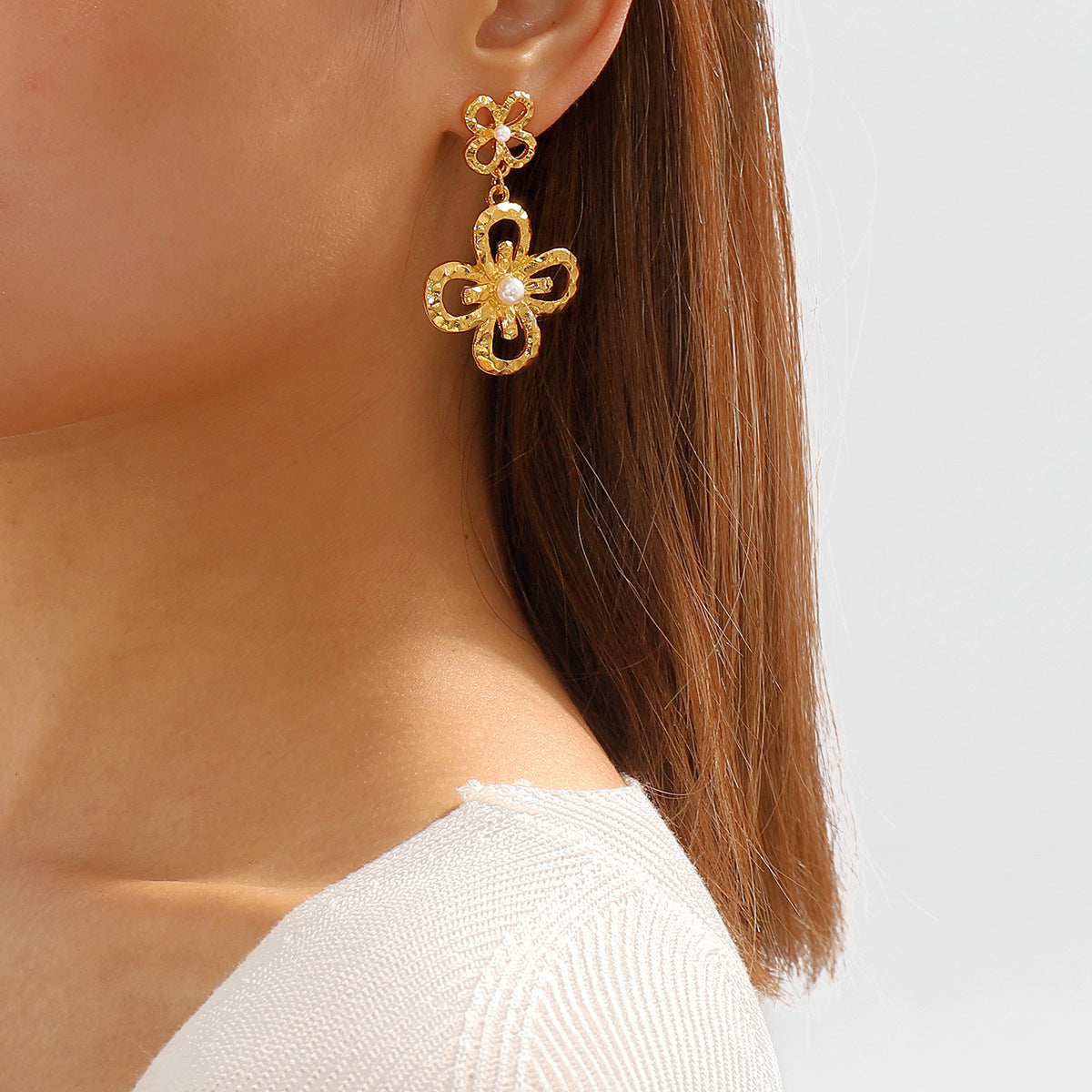 Pendientes florales geométricos huecos, dulces y atrevidos, de aleación con incrustaciones de perlas simuladas y acabado galvanizado para mujer