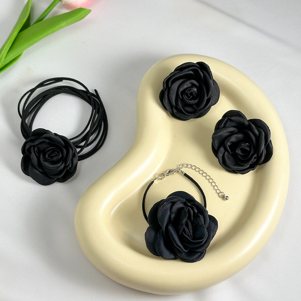 Collana girocollo vintage floreale francese da donna con fiori di rosa e camelia in tessuto su fascia di velluto e raso