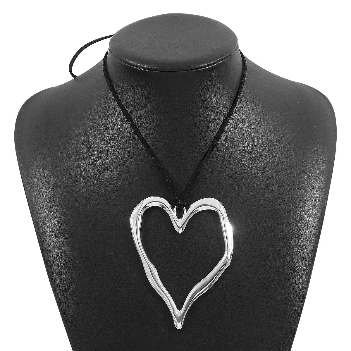 Collar de gargantilla de terciopelo con colgante de corazón hueco irregular extragrande para mujer con dije de aleación