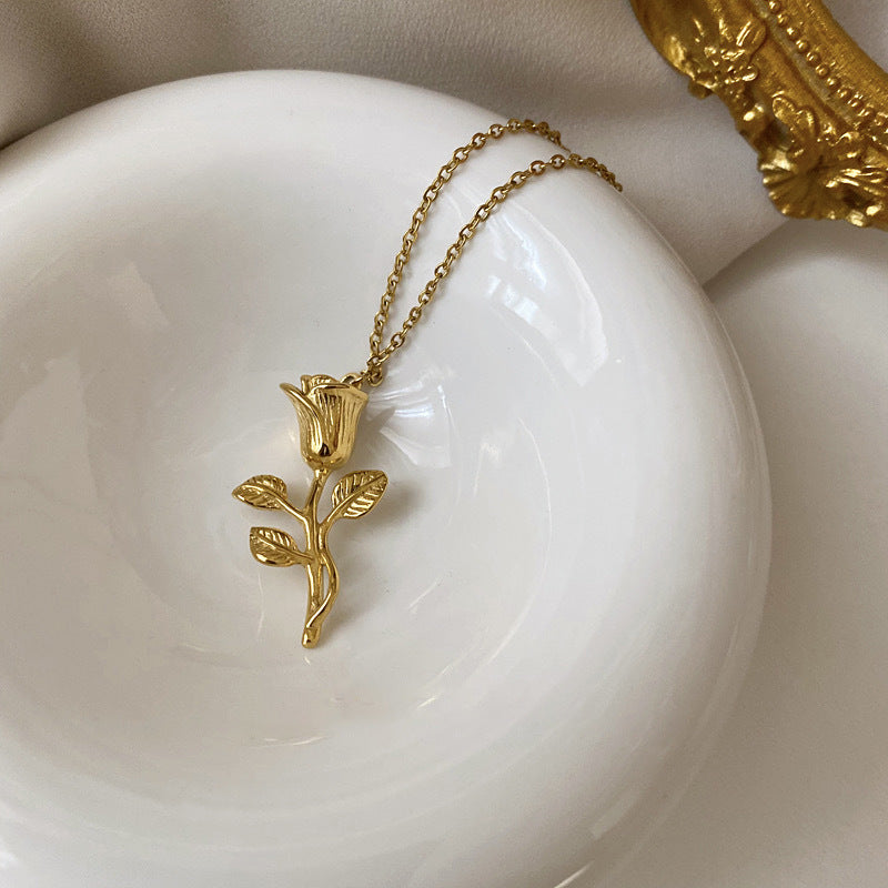 Collana pendente minimalista con rosa floreale da donna in acciaio al titanio placcato oro su catena a croce