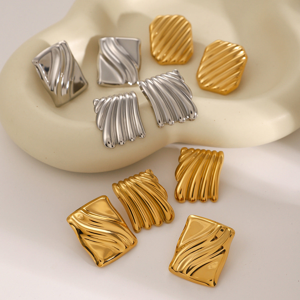 Pendientes Unisex de Acero Inoxidable Chapado en Oro de 18K con Textura de Onda Cuadrada Geométrica Minimalista