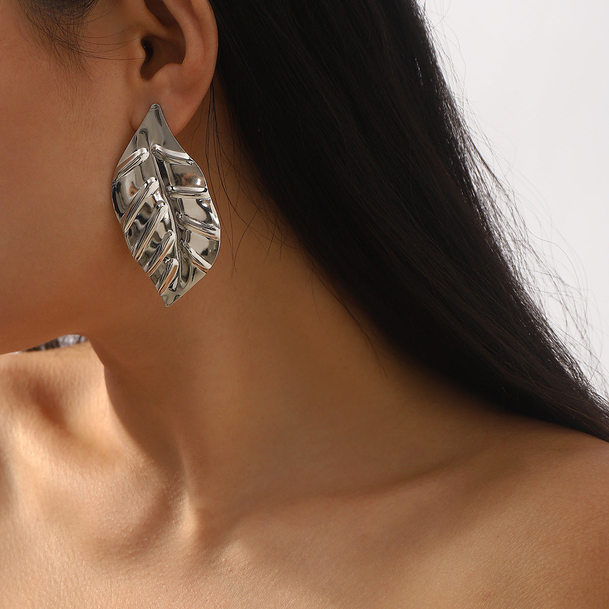 Pendientes de Hierro Minimalistas con Forma de Hoja y Acabado Galvanizado para Mujer, Joyería Botánica Versátil y Elegante