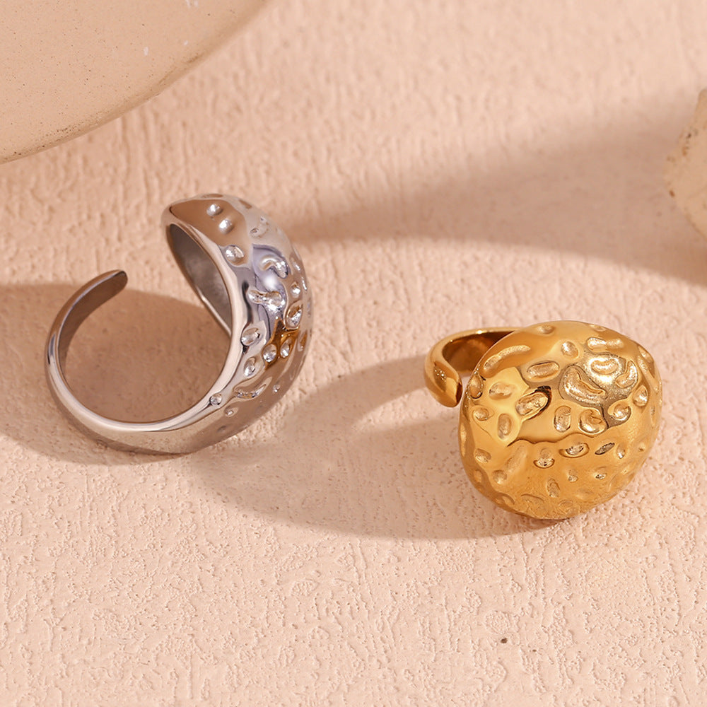 Anello da Donna Minimalista Geometrico in Acciaio Inossidabile Placcato Oro 18K, Texture Martellata, Design a Goccia Aperto