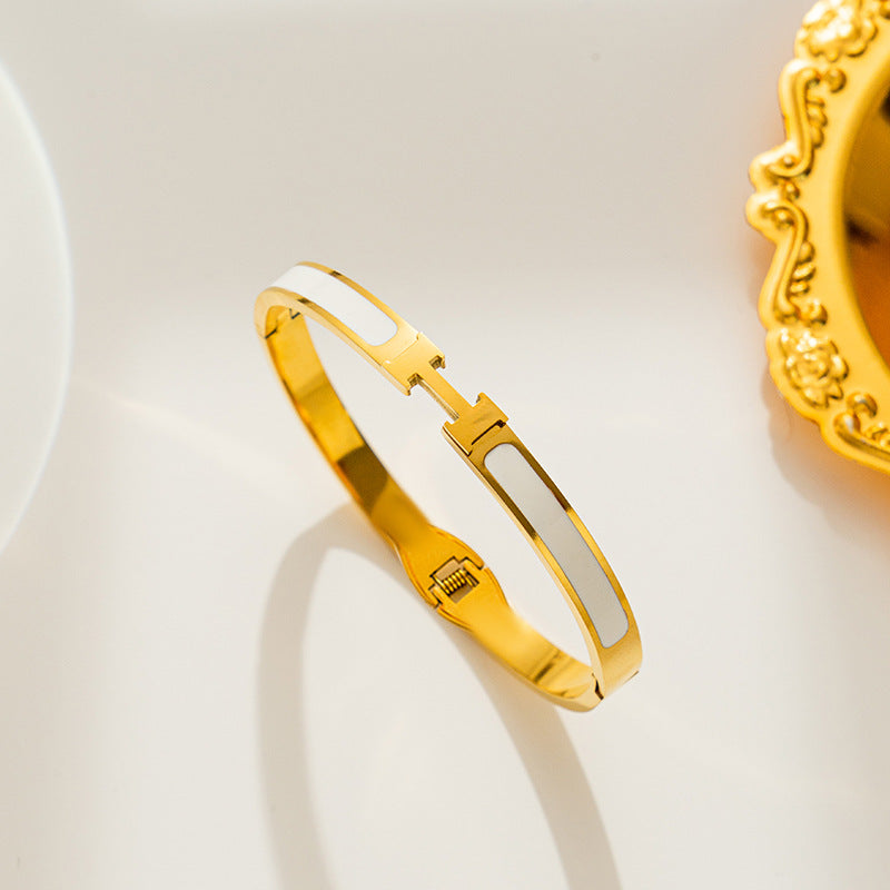 Bracciale Minimalista in Acciaio Inossidabile da Donna con Placcatura in Acciaio al Titanio e Intarsio di Strass a Forma Geometrica Ovale