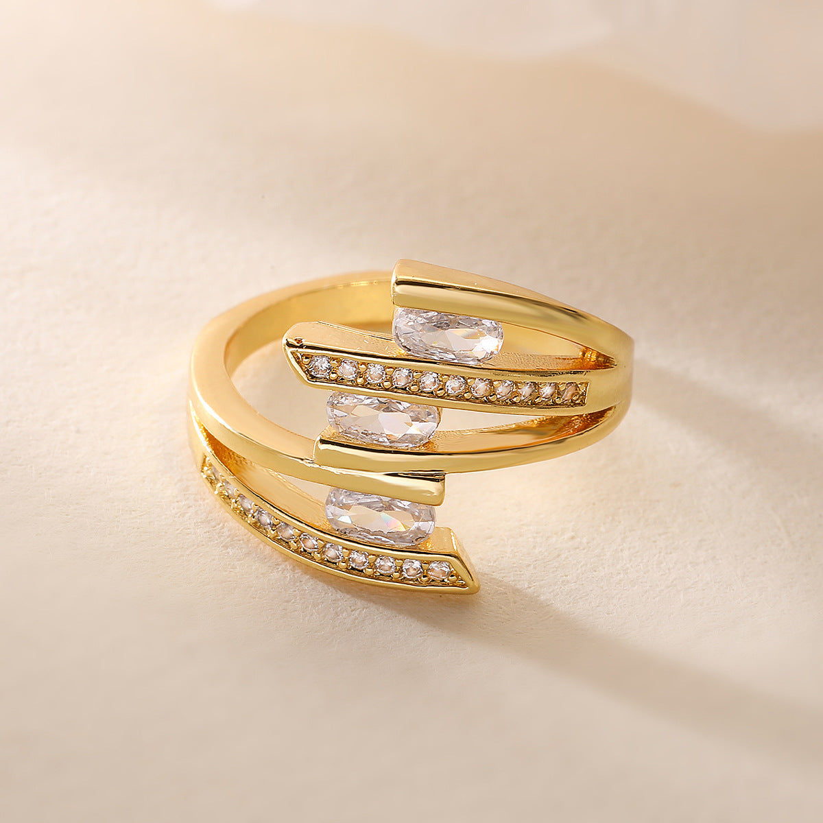 Anello Geometrico Aperto da Donna in Ottone Placcato Oro 18K con Intarsio di Zirconi, Design Minimalista di Tendenza