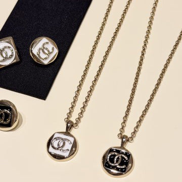 Collar de Latón Chapado en Oro con Letra Esmaltada Elegante de Lujo para Mujer