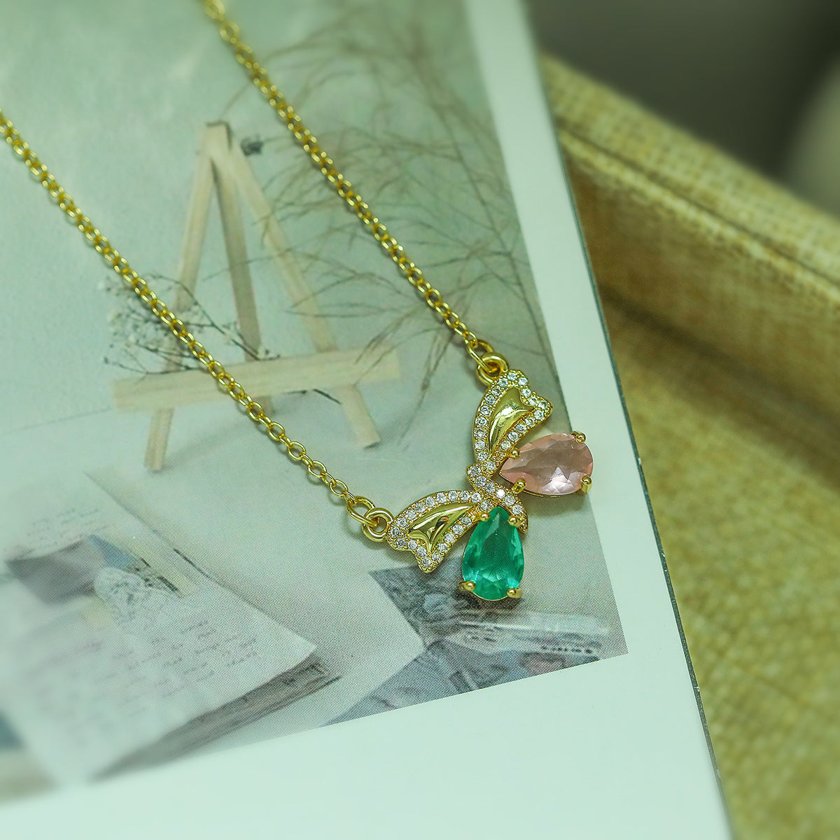 Collana Minimalista a Forma di Farfalla in Rame con Placcatura in Oro 18K e Intarsio di Zirconi per Donna