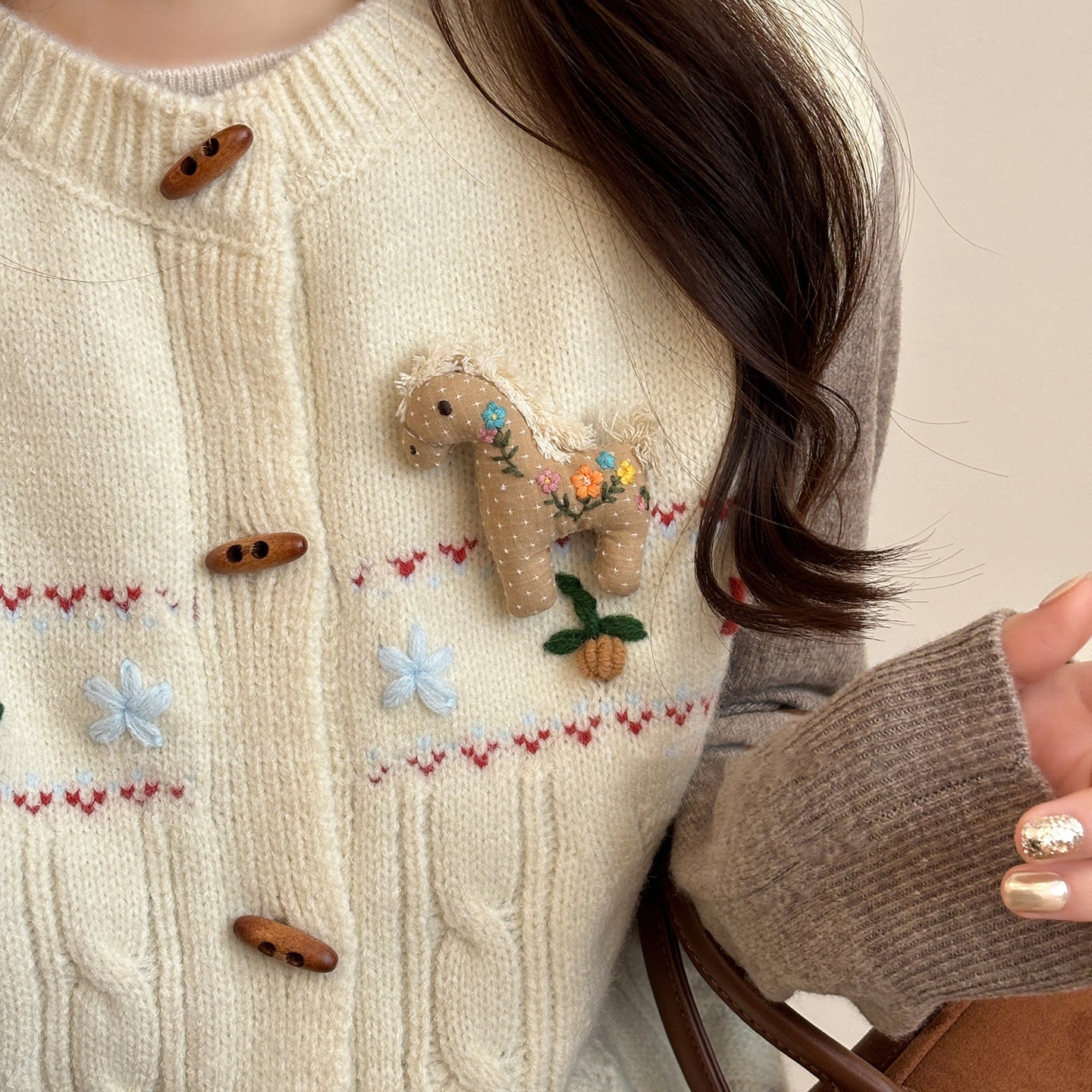 Spilla da Donna Fatta a Mano a Forma di Cavallo in Tessuto con Motivi Floreali e Yuanbao, Accessorio di Lusso Minimalista per Ufficio e Abbigliamento Casual