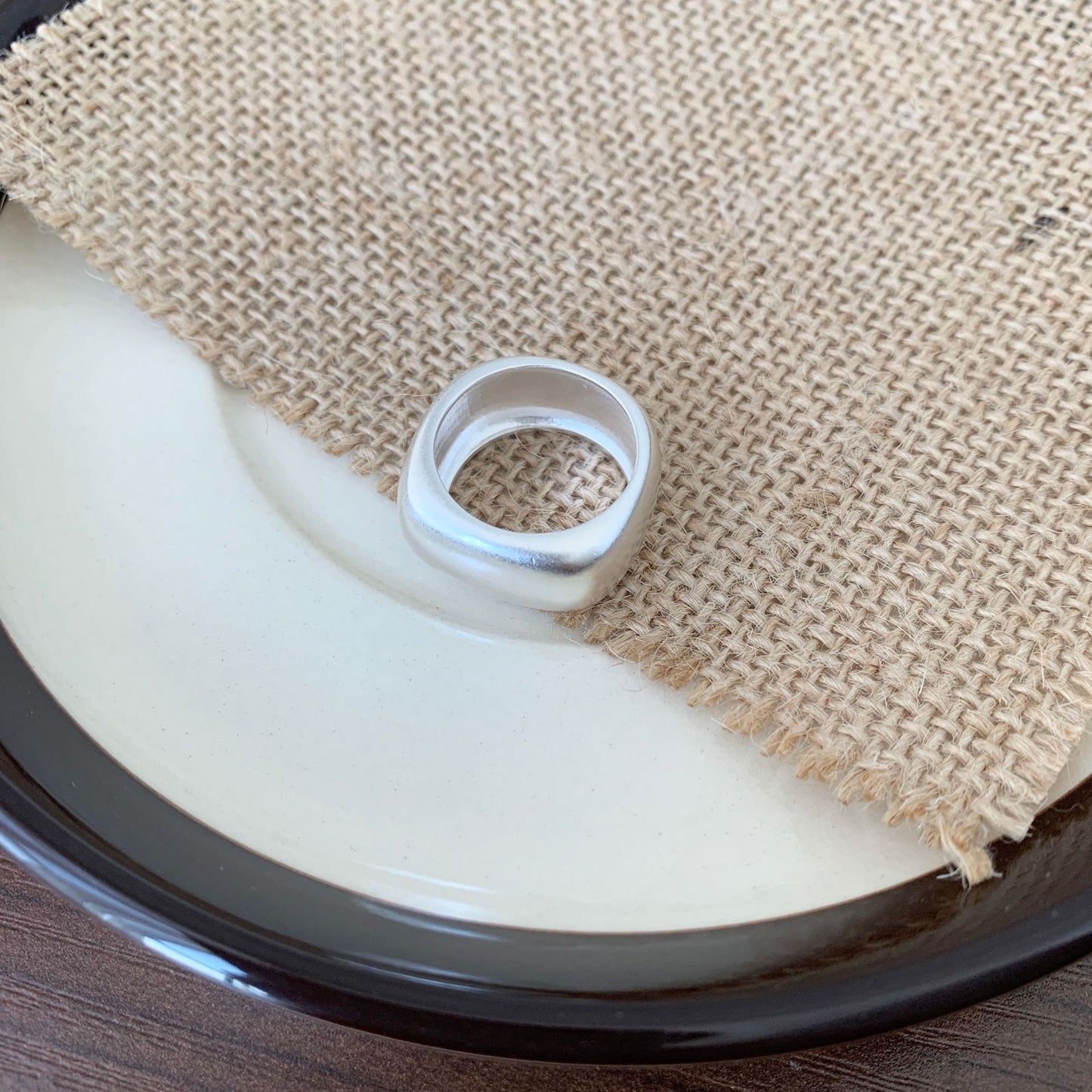 Anillo minimalista de plata mate geométrica para mujer, hecho a mano con plata de ley 925 y detalle cuadrado biselado