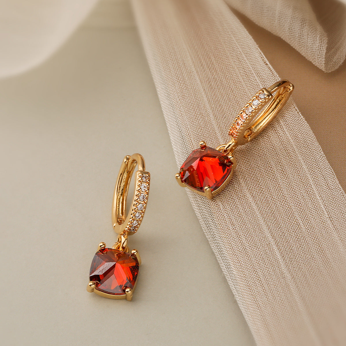 Orecchini geometrici minimalisti in rame con placcatura in oro vero e accenti in zirconia per donna