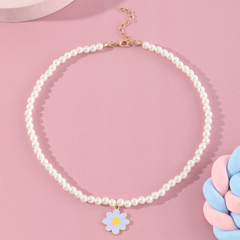 Collana pendente margherita minimalista per bambini con catena in acrilico e perle, ciondolo in resina, finitura artigianale