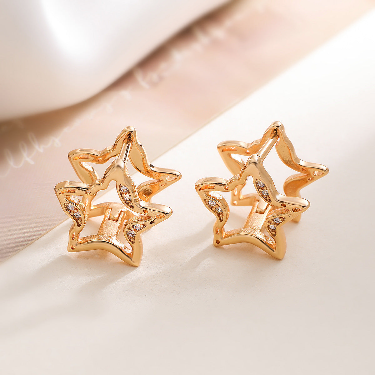 Orecchini a Stella Geometrici Minimalisti in Rame con Placcatura in Oro 18K e Zirconia Micro-Incastonata da Donna