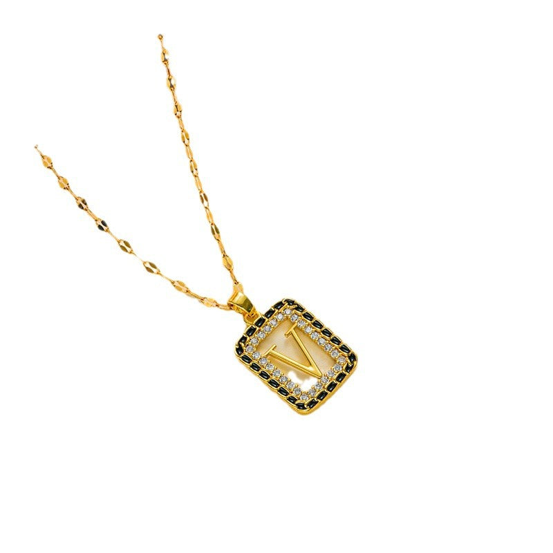 Collar cuadrado vintage de acero de titanio con letra V, incrustaciones de oro PVD y cadena de ondas de agua para mujer