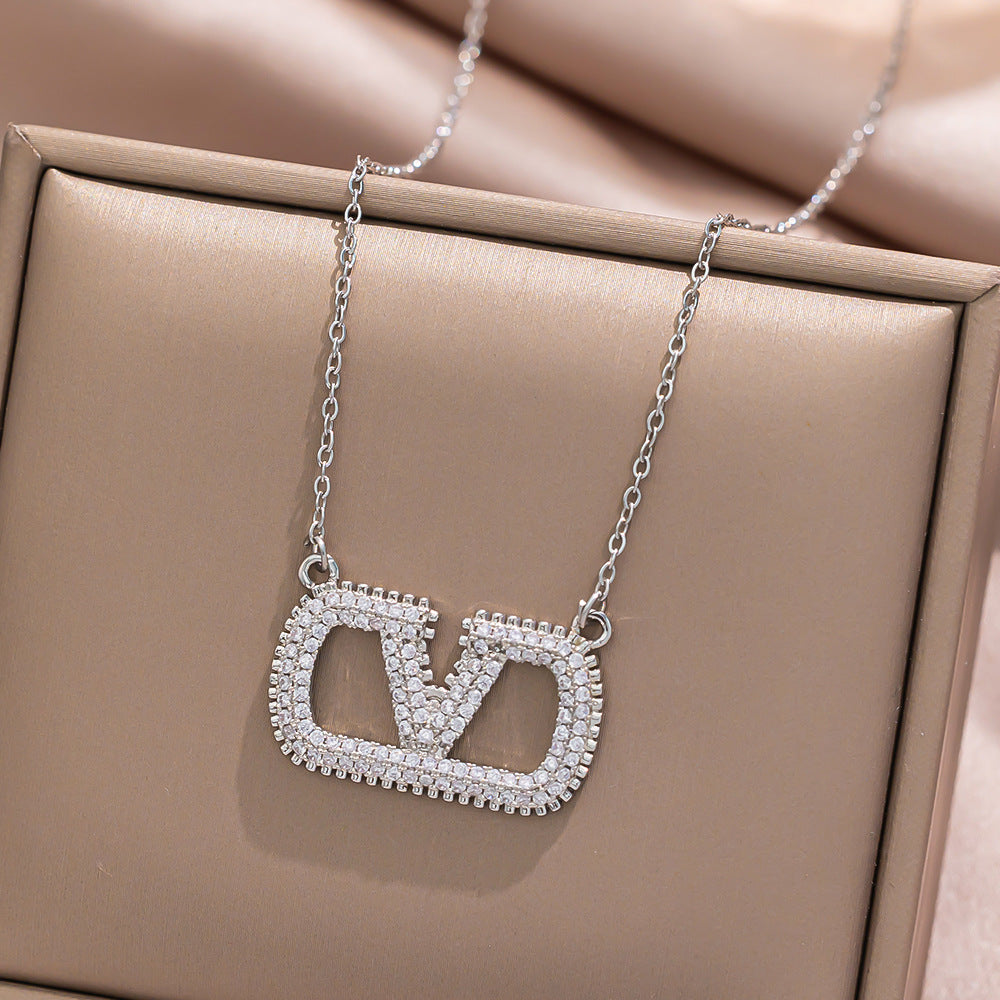 Elegante Collana a V in Acciaio al Titanio con Placcatura Sottovuoto Ipoallergenica, Catena Minimalista per Clavicole con Incastonatura Completa di Strass
