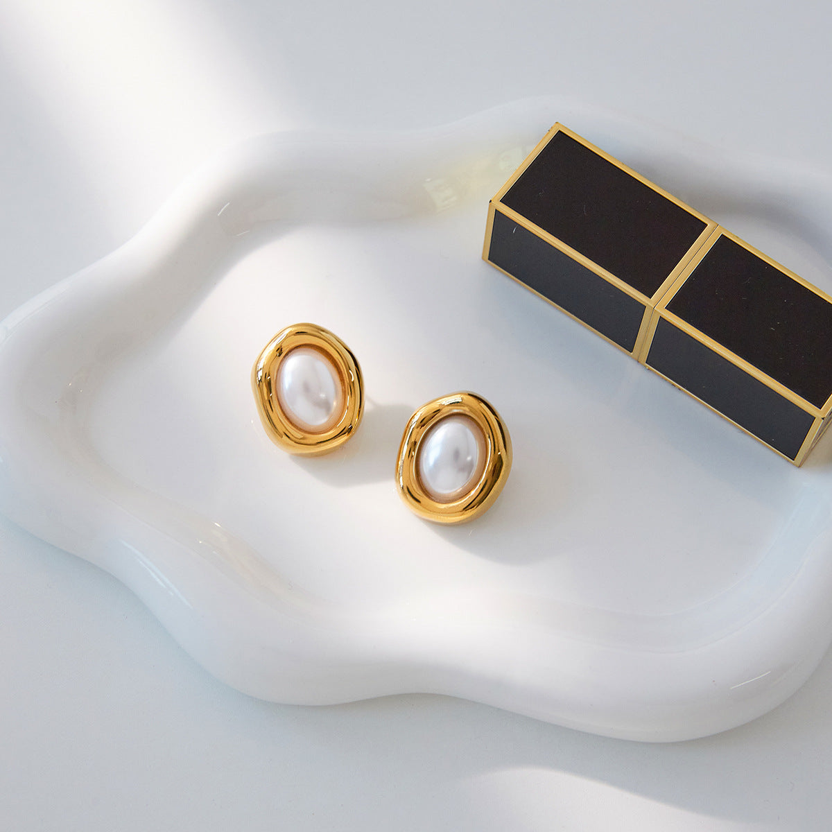 Orecchini a perno geometrici con perle in resina, in acciaio al titanio placcato oro 18 carati da donna — Gioielli di lusso leggeri e alla moda