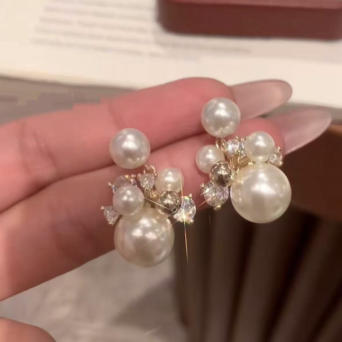 Orecchini da donna vintage eleganti a forma di stella geometrica con perle simulate e zirconi, perni in acciaio placcato