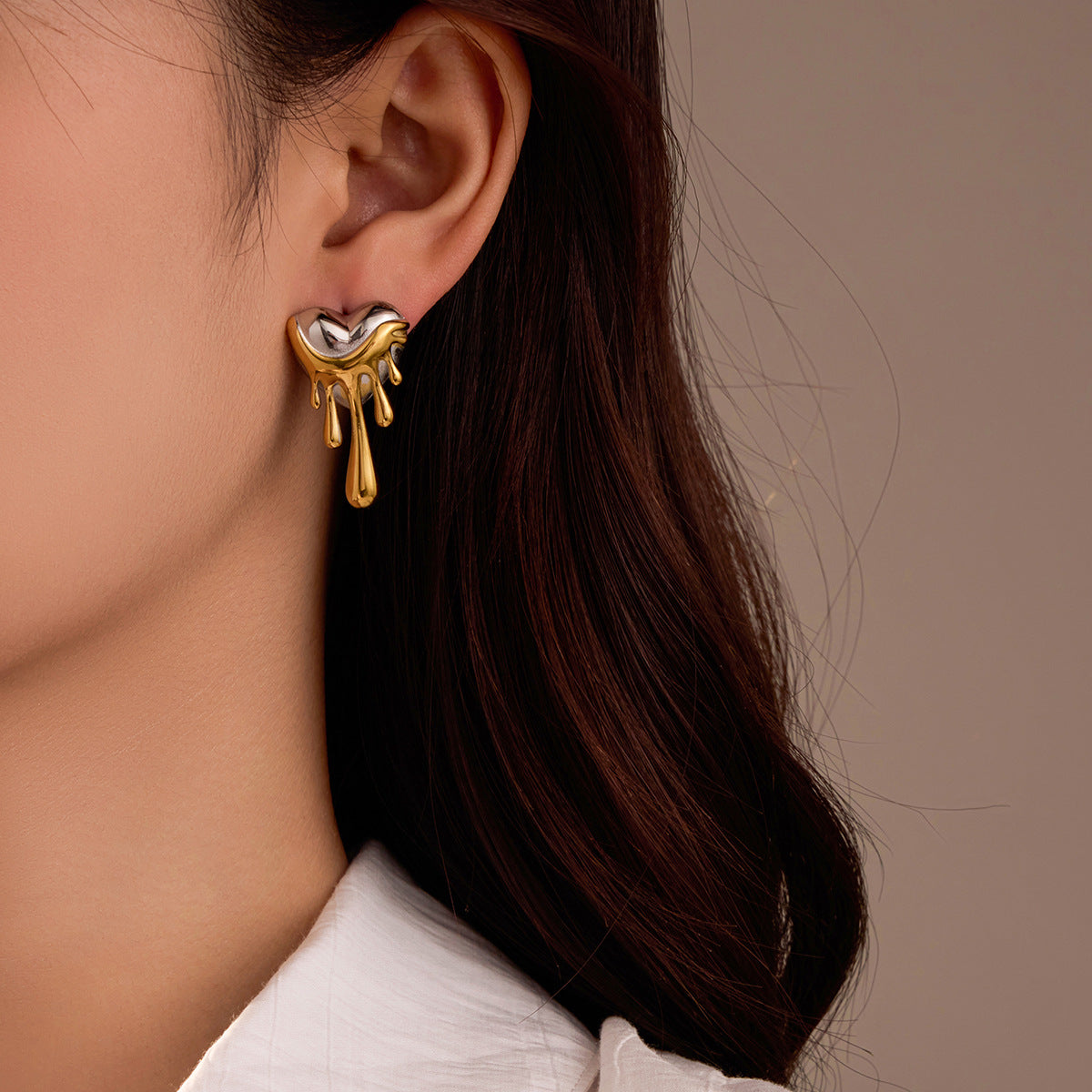 Orecchini da donna in acciaio al titanio con placcatura in oro 18 carati a forma di cuore, stile vintage e design "fuso"
