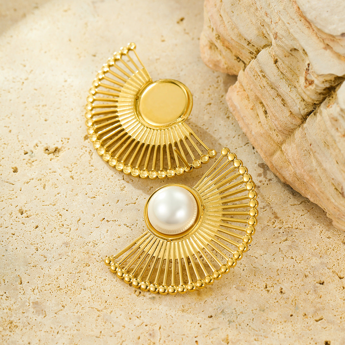 Orecchini a perno da donna vintage in acciaio inossidabile placcato oro 18K a forma di ventaglio a strisce con perla