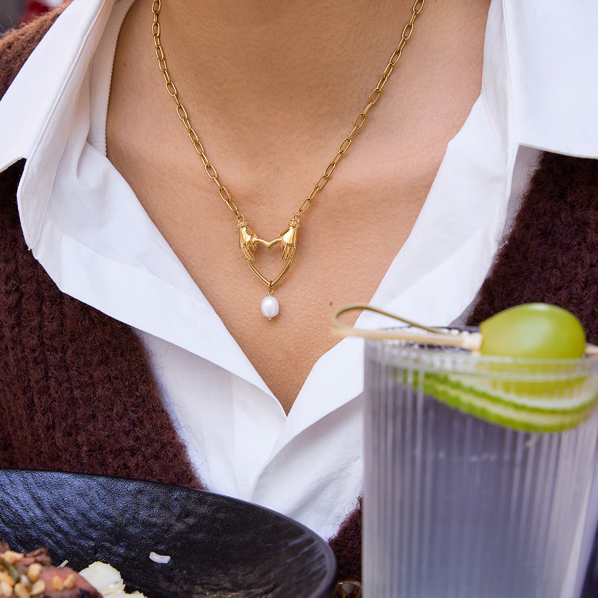 Collar para mujer de acero de titanio chapado en oro de 18 quilates con colgante de mano, diseño geométrico minimalista de lujo