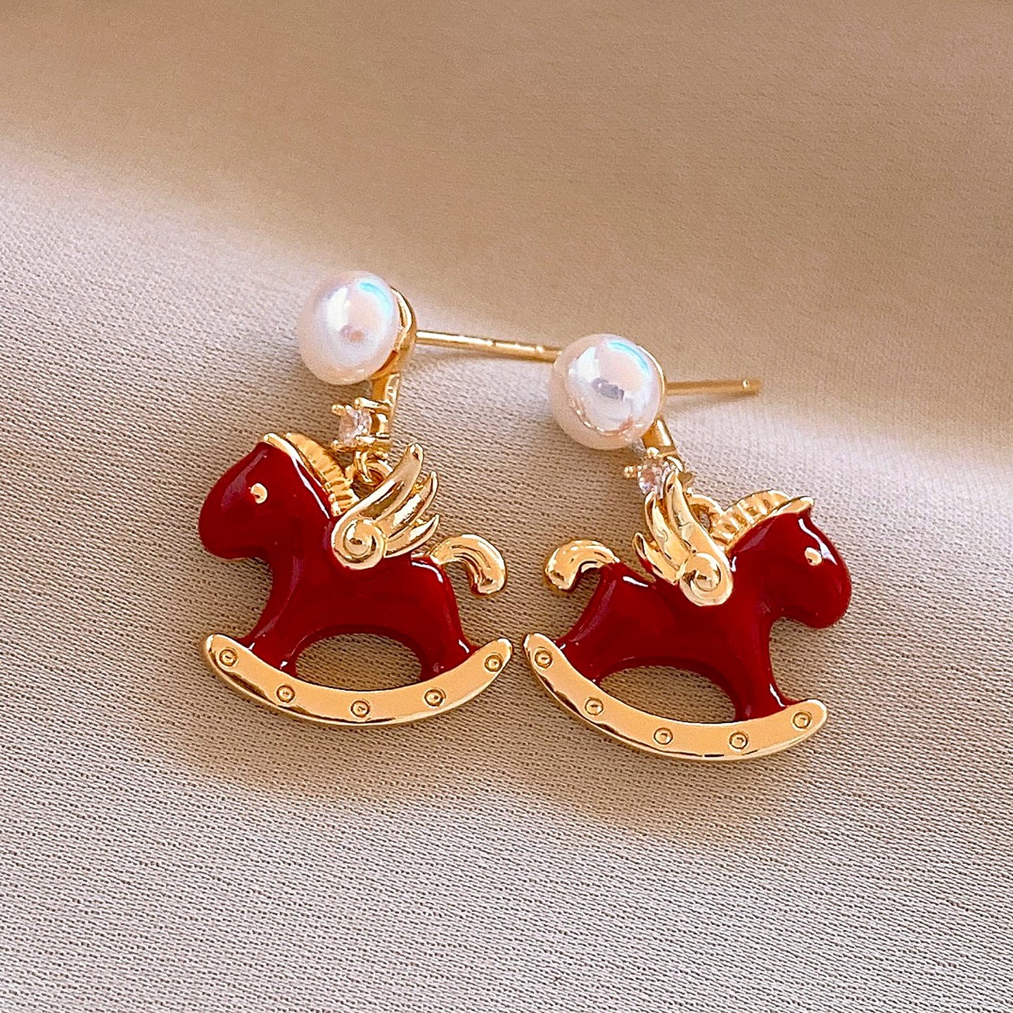 Pendientes de tuerca flocados con forma de caballo estilo lujo con perlas en plata de ley 925 bañada en oro de 18 quilates para mujer