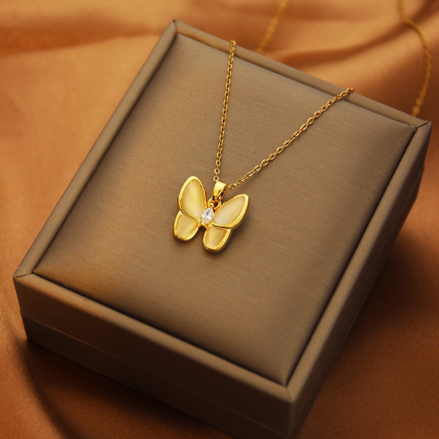 Collana Minimalista con Ciondolo a Farfalla in Acciaio al Titanio con Finitura Placcata da Donna