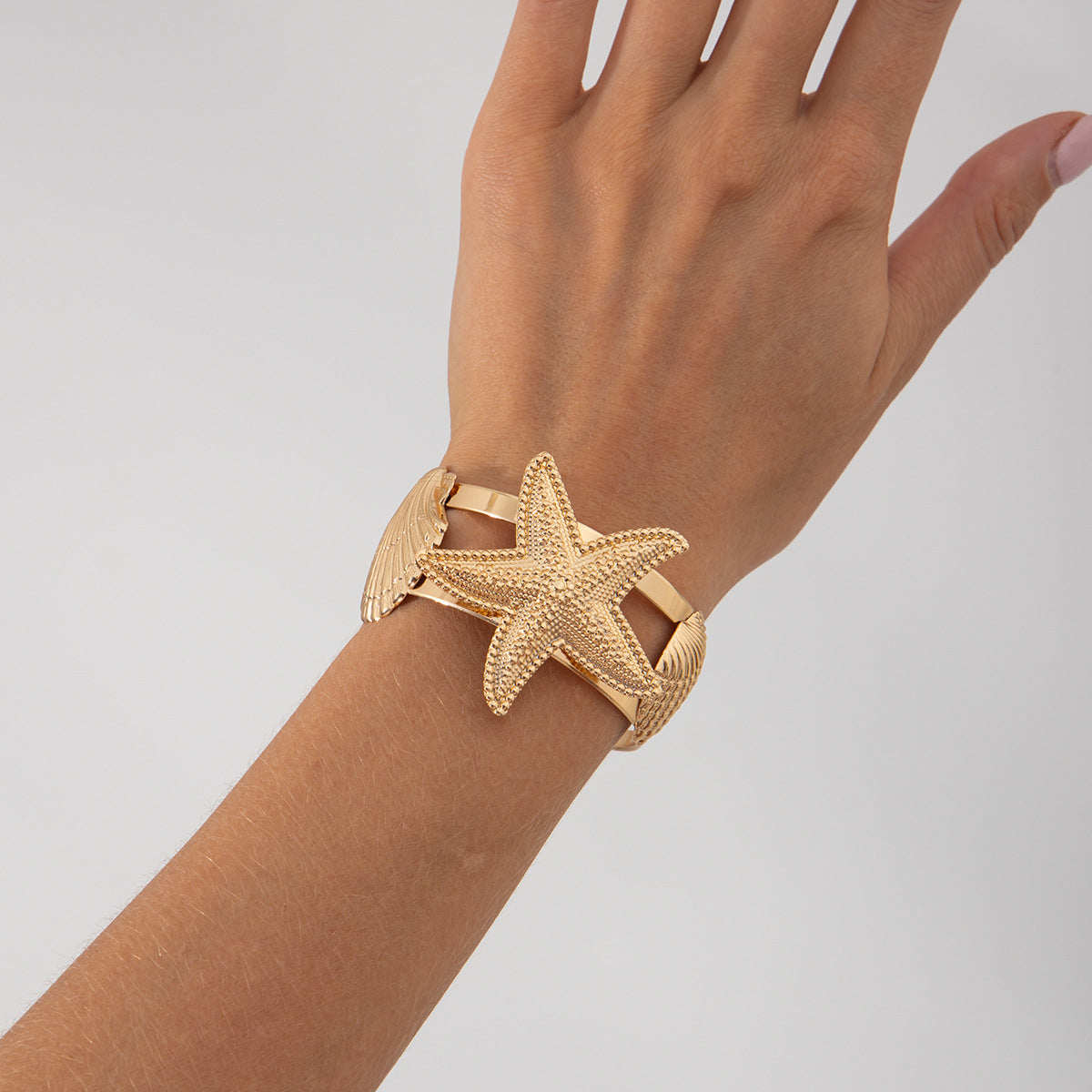 Pulsera de metal con forma de estrella de mar y concha de estilo vacacional con acabado chapado para mujer