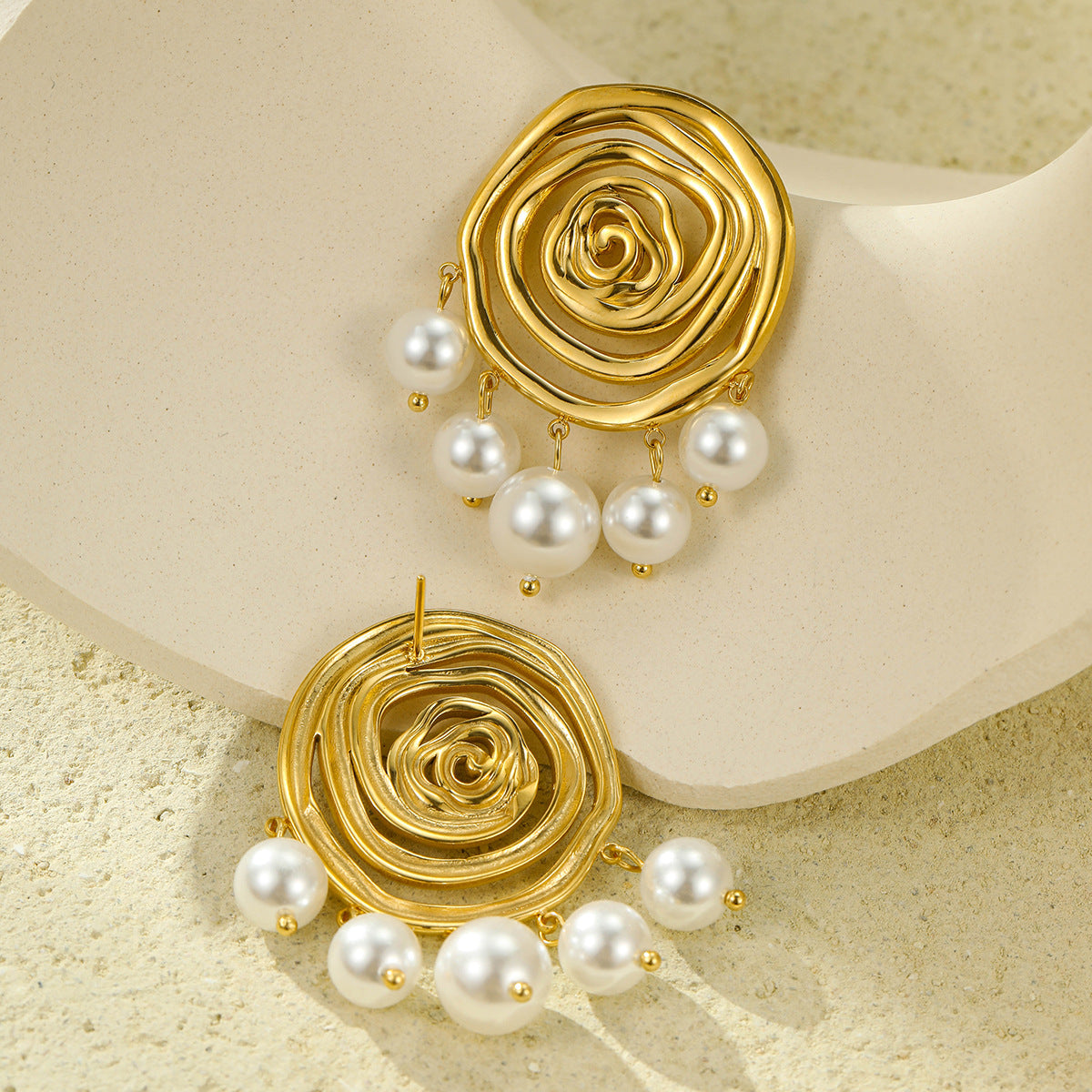 Pendientes de acero inoxidable estilo oficina a la moda con diseño de aro circular chapado en oro de 18 quilates y colgante de perla