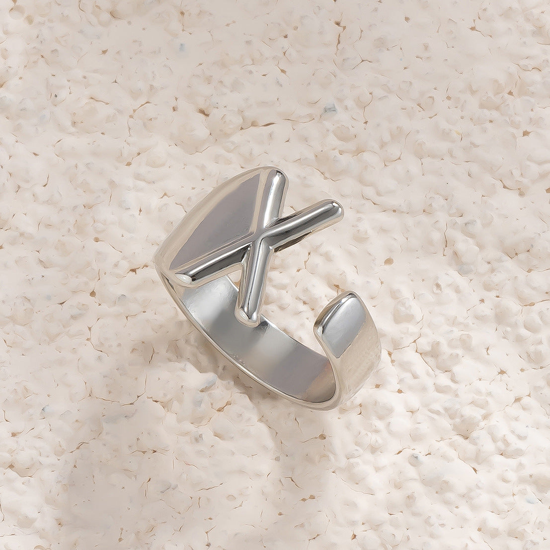 Anello aperto da donna minimalista con lettera geometrica, fascia in lega con finitura placcata