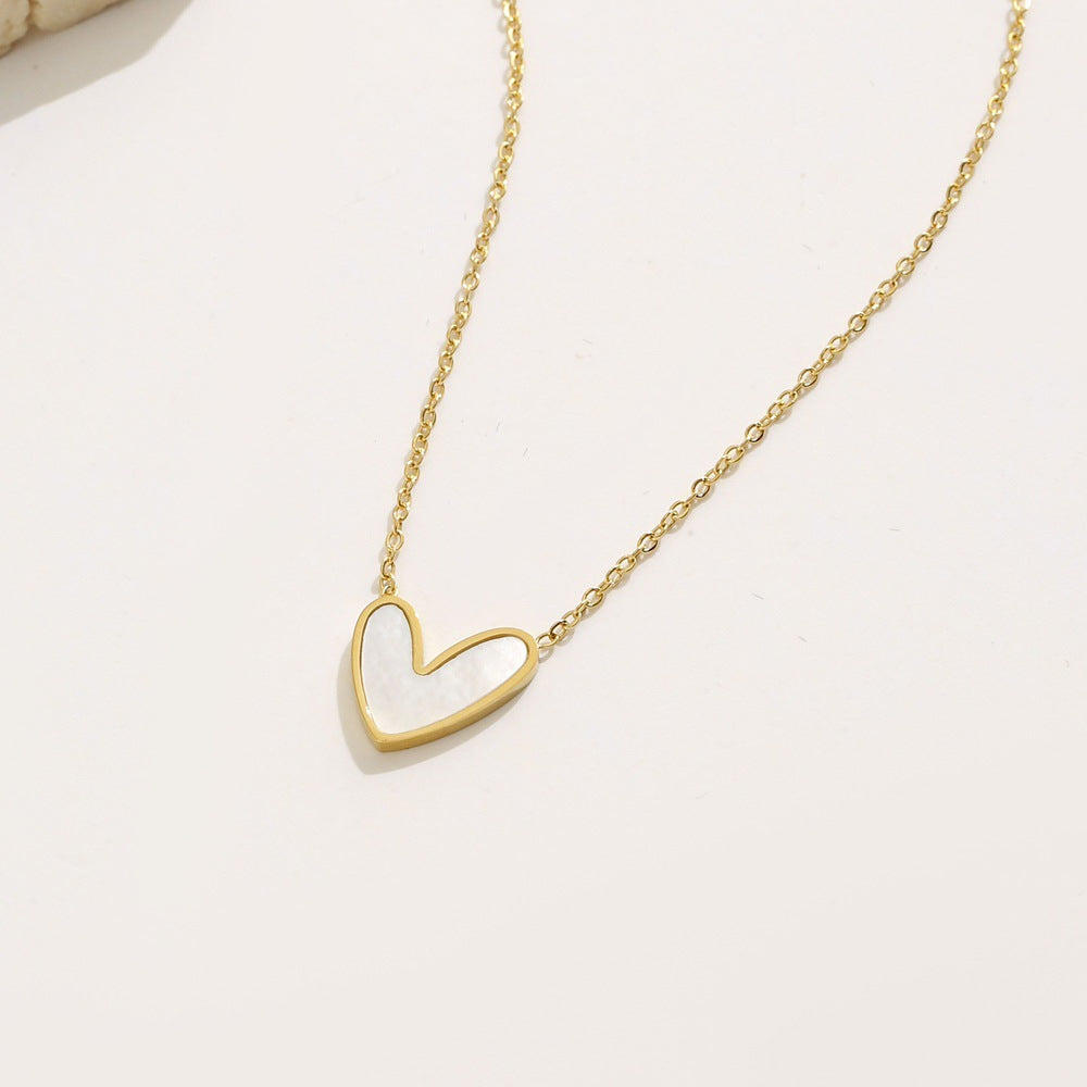 Collar con colgante minimalista de acero inoxidable en forma de corazón para mujer con acabado chapado, cadena hasta la clavícula