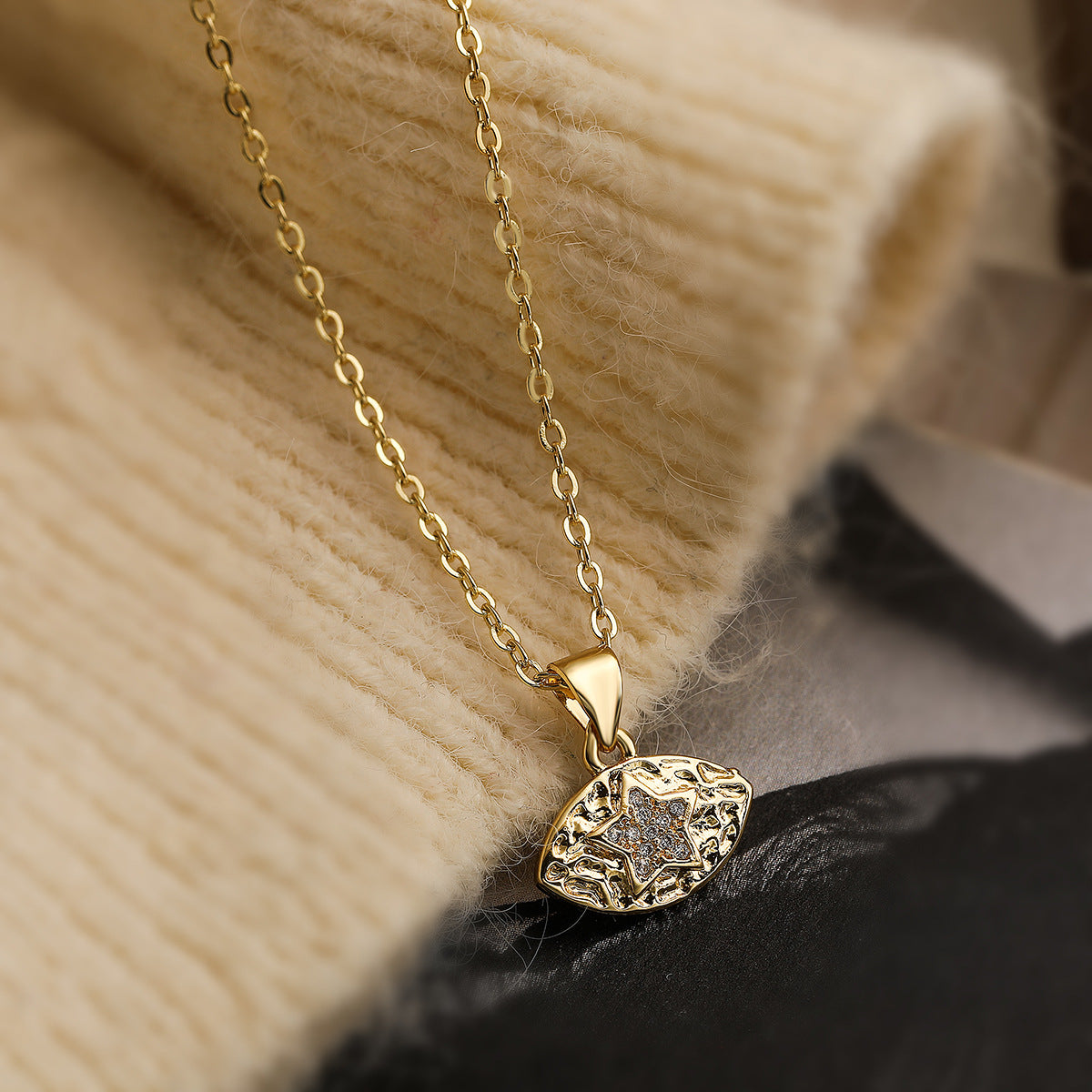 Collana con ciondolo a forma di occhio geometrico minimalista da donna con base in rame placcato in oro 18 carati e intarsio in zircone