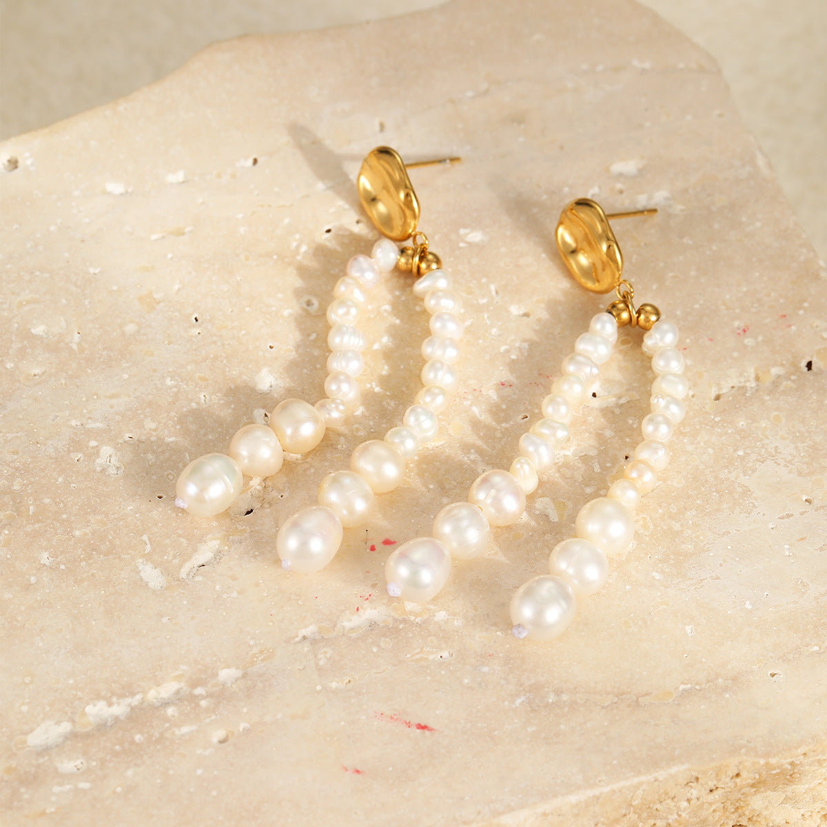 Aretes colgantes geométricos elegantes con perlas de agua dulce en acero inoxidable con baño de oro de 18 quilates para mujer