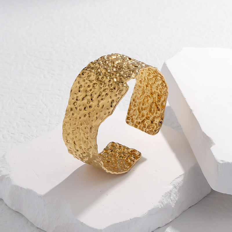 Pulsera ajustable de acero titanio con textura irregular y chapado en oro de 18K para mujer