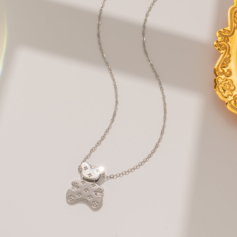 Graziosa collana con ciondolo a forma di orsetto animato da donna in acciaio al titanio con finitura placcata, design geometrico minimalista e catena per clavicola