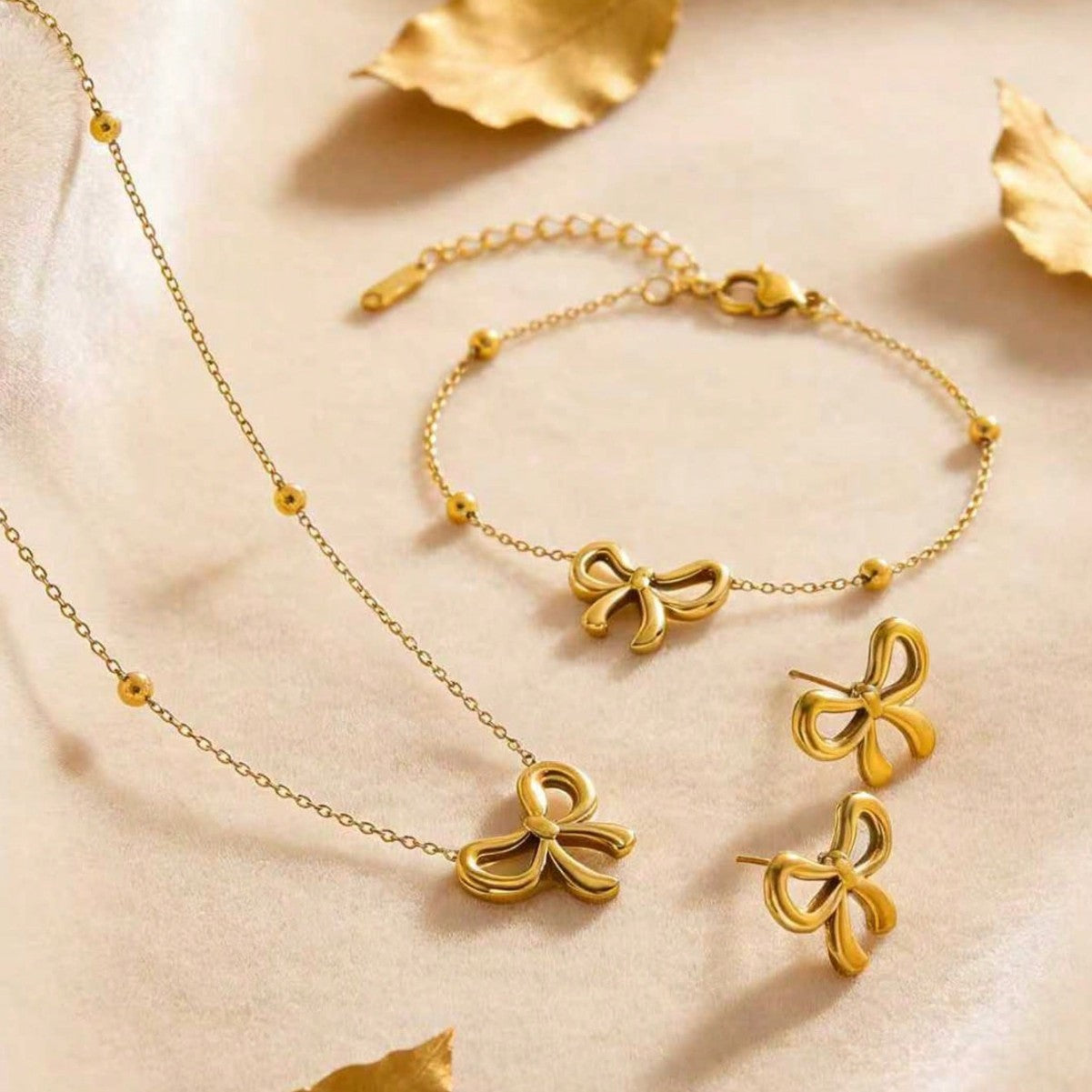 Elegante Set Collana Bracciale Orecchini in Acciaio Inox Placcato Oro 18K a Fiocco