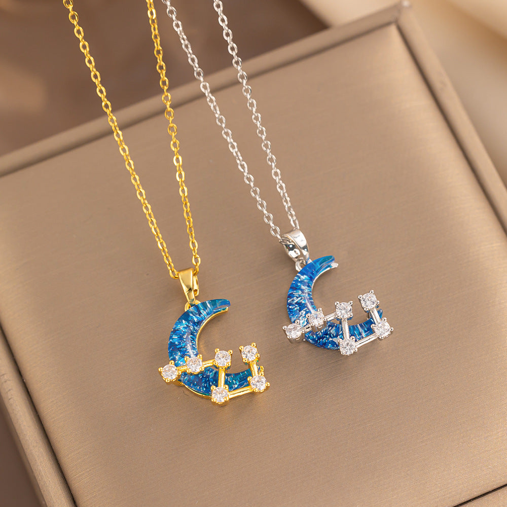 Collana con Pendente a Luna Minimalista da Donna in Acciaio al Titanio con Intarsi di Strass e Design a Catena O