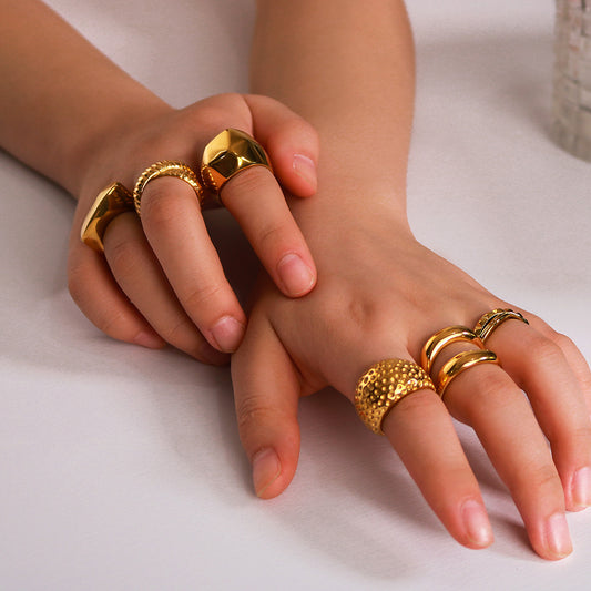 Anello minimalista geometrico in acciaio inossidabile da donna con finitura placcata sottovuoto in oro 18 carati e superficie liscia e testurizzata