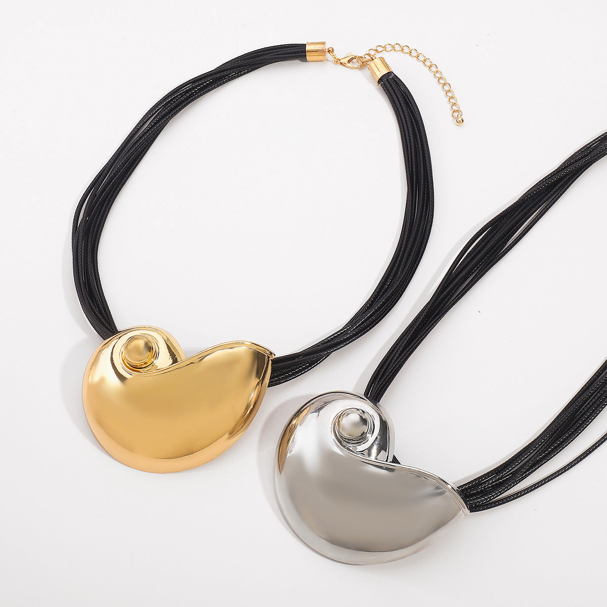 Collar con colgante de concha geométrica en aleación con acabado galvanizado, cordón de cera coreano, pieza de moda inspirada en el océano para mujeres