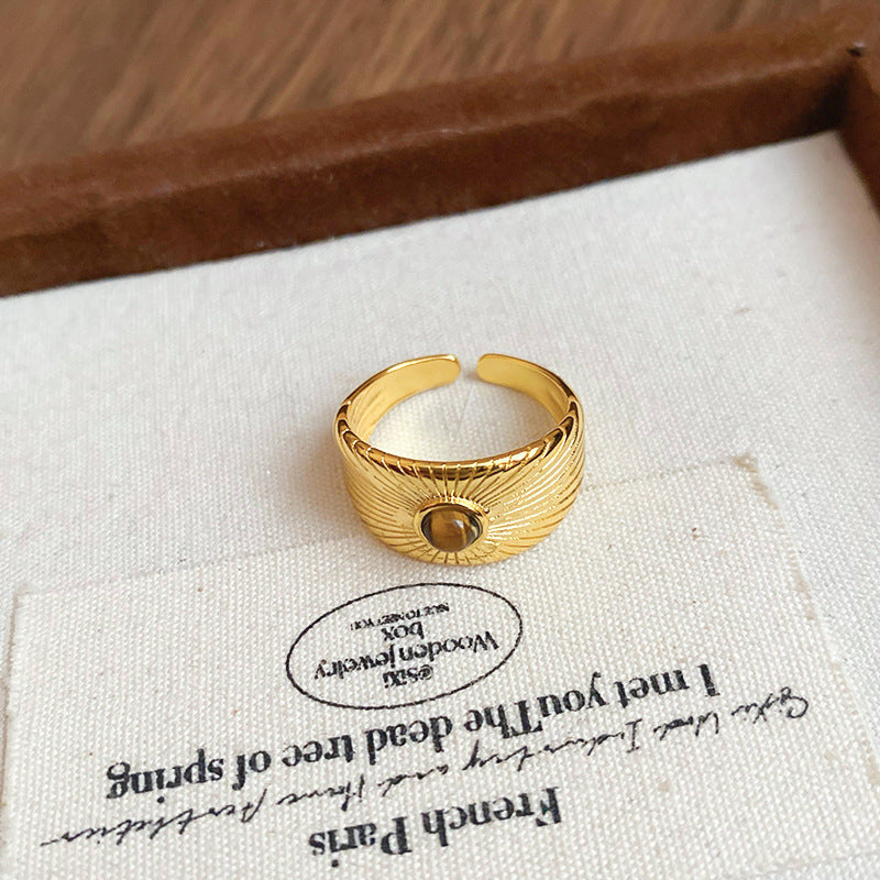 Anello da donna aperto a rombo a forma di fiore di iris in rame con intarsio di zirconi, ispirato al vintage