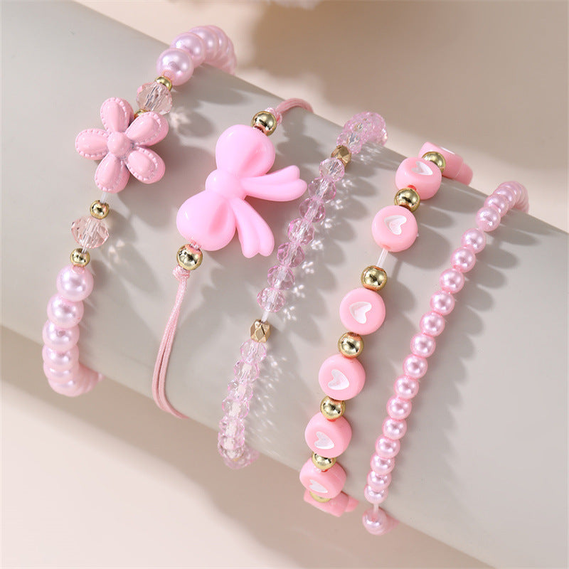 Pulsera bohemia hecha a mano con cuentas para niños, con dijes cuadrados de resina blanca y perlas de alfabeto coloridas