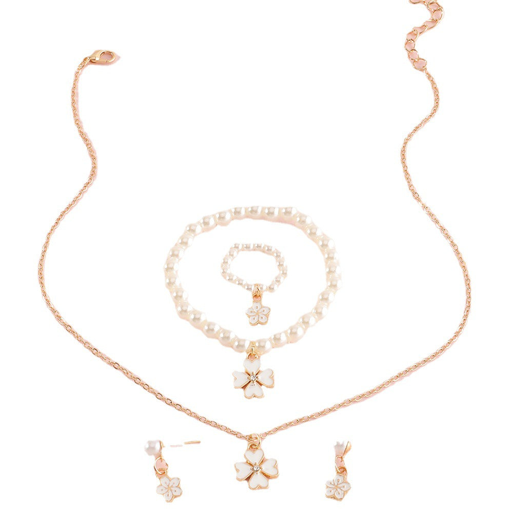 Juego de collar con colgante de trébol y flores para niños con detalles de perlas, pulsera de cadena de serpiente de aleación, anillo y pendientes