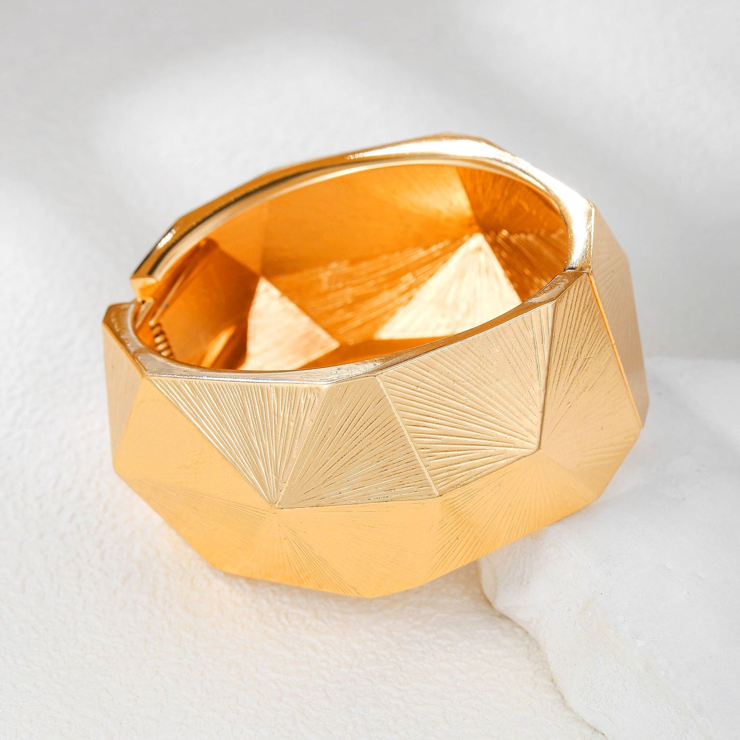 Bracciale Rigido Aperto Irregolare Geometrico da Donna in Lega con Finitura Placcata