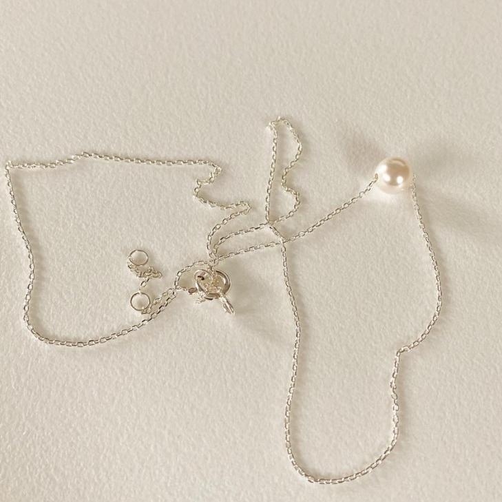 Collar minimalista de plata de ley 925 con perlas geométricas