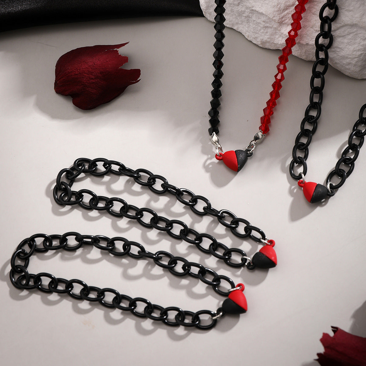 Minimalist Magnetic Heart-Shaped Pendant Necklace for Women with Electroplated Metal O-Chain and Geometric Accents