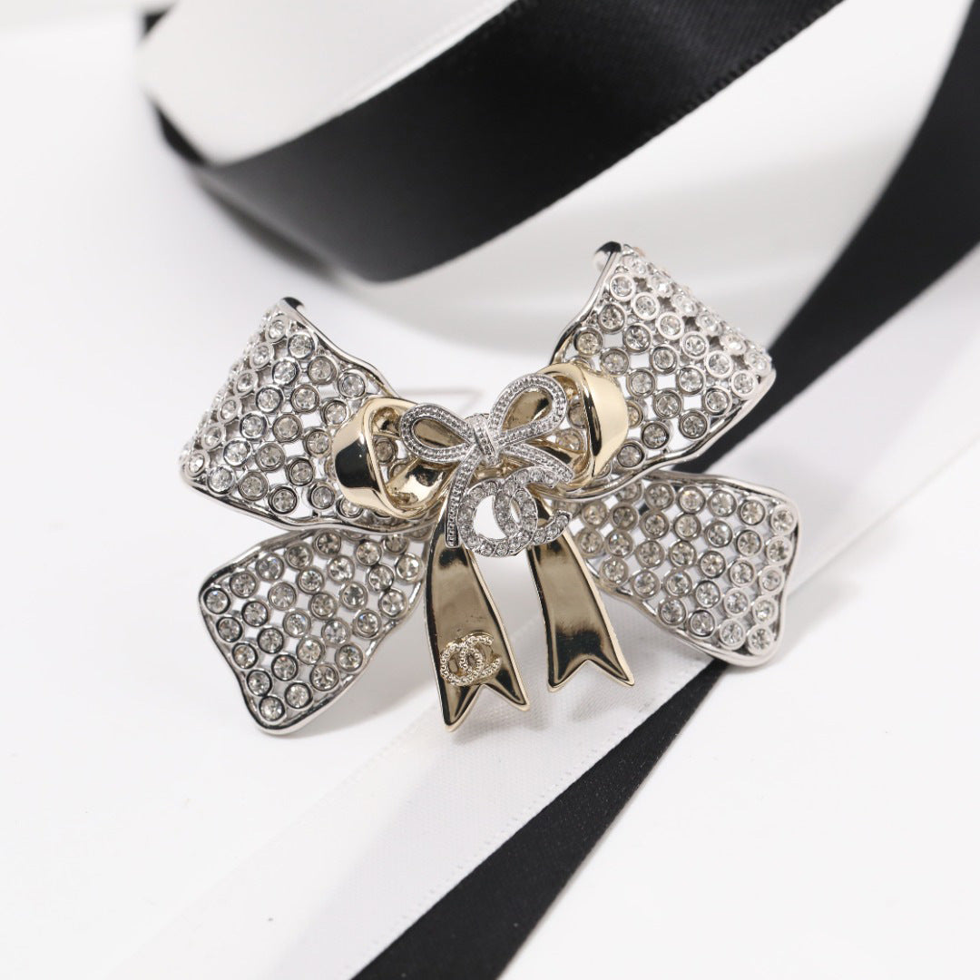 Elegant Luxury Two-Tone Rhinestone Bow Brooch for Women