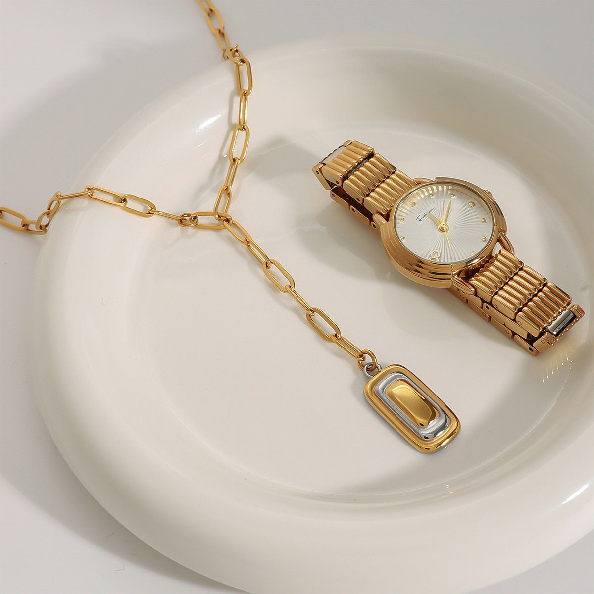 Collar con colgante geométrico de acero inoxidable con baño de oro para mujer, cadena de clavícula minimalista a la moda