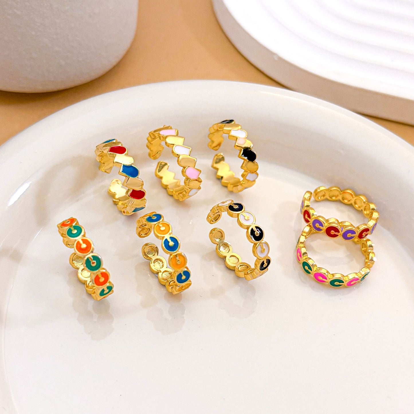 Anello da donna smaltato a pois geometrici, placcato oro, dolce e minimalista