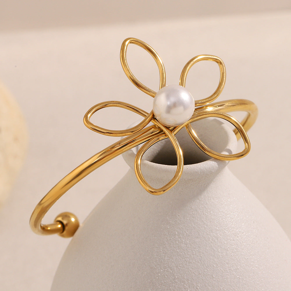 Bracciale minimalista a triplo strato in acciaio inossidabile con placcatura in oro 18 carati, design floreale impreziosito da perle e dettaglio a linea annodata per donna