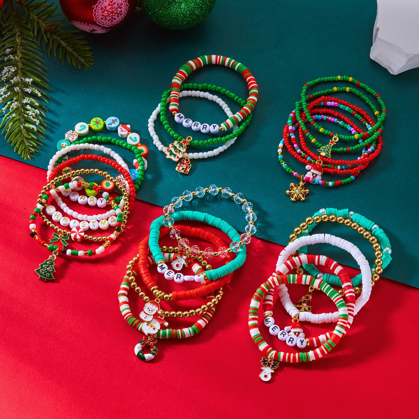 Set di braccialetti con perline di lettere e numeri in lega placcata con elementi a forma di fiocco di neve, renna, campanella e Babbo Natale