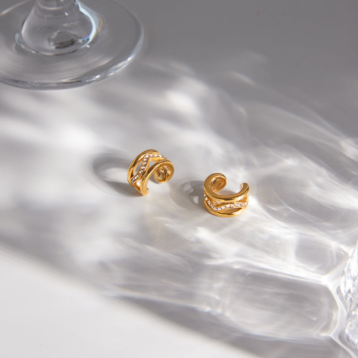 Orecchini a clip a C in acciaio inossidabile placcato con zirconia cubica, design geometrico elegante e minimalista da donna